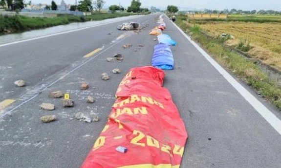 Khởi tố một phụ nữ chặn đường phơi thóc khiến người đi đường tử nạn